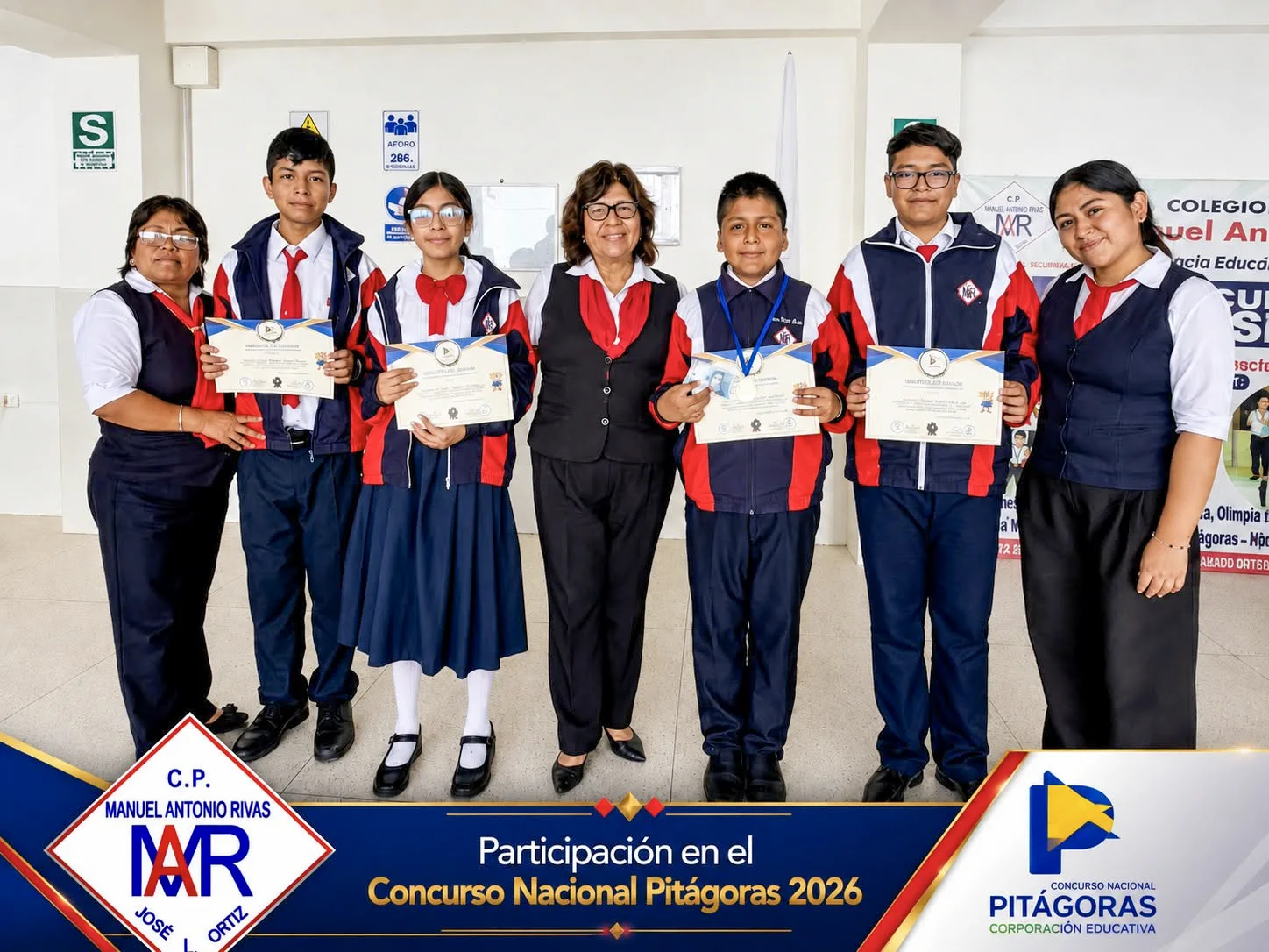Estudiantes de Secundaria mostrando sus reconocimientos